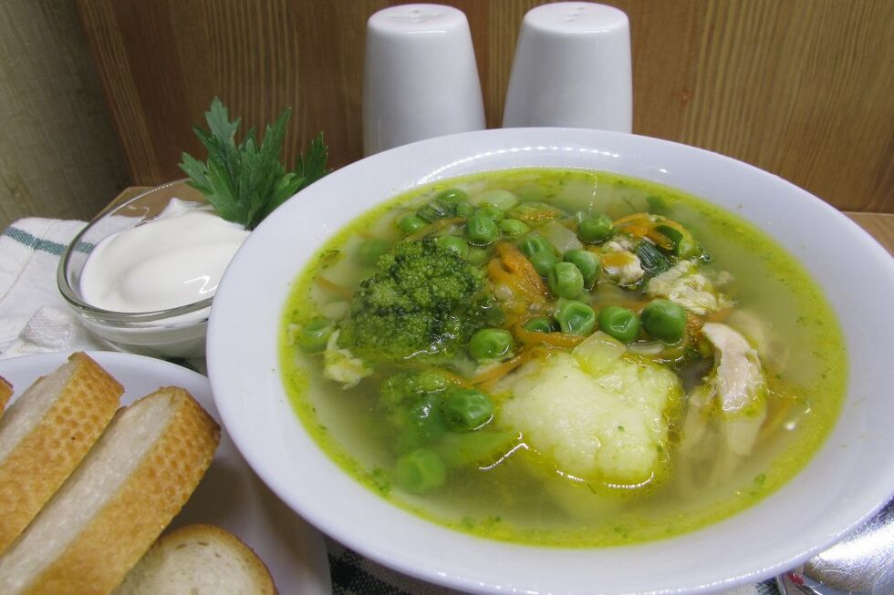 Mesna juha s cvetačo in brokolijem