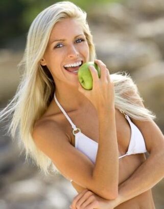 dekle poje jabolko za hujšanje za 10 kg na mesec